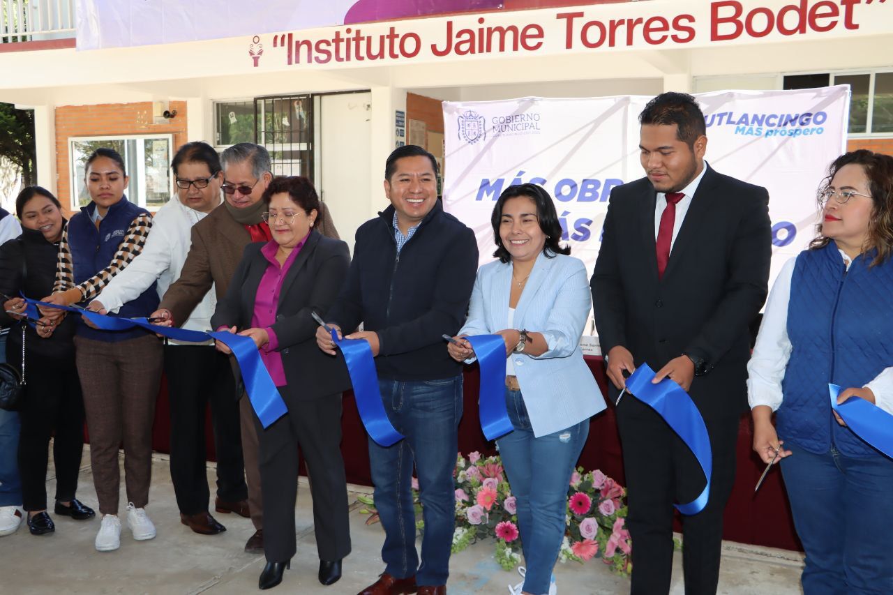Invierte ayuntamiento en insfraestructura educativaEl presidente municipal Filomeno Sarmiento Torres, entregó el domo para la plaza cívica del “Instituto Jaime Torres Bodet”.