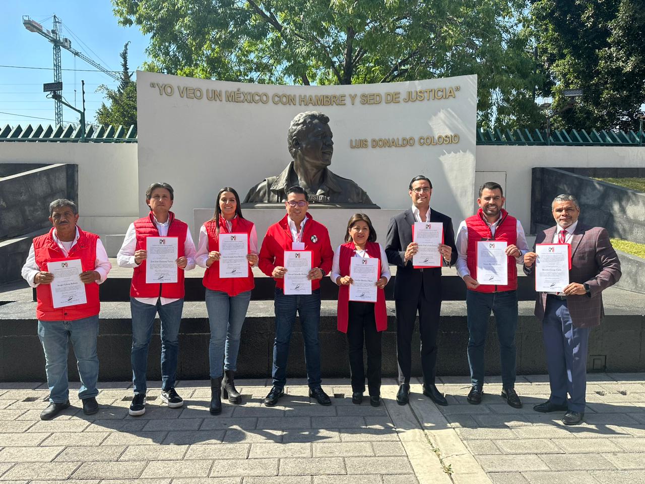 Reciben constancia del PRI candidatos al senado de la república y diputaciones federales