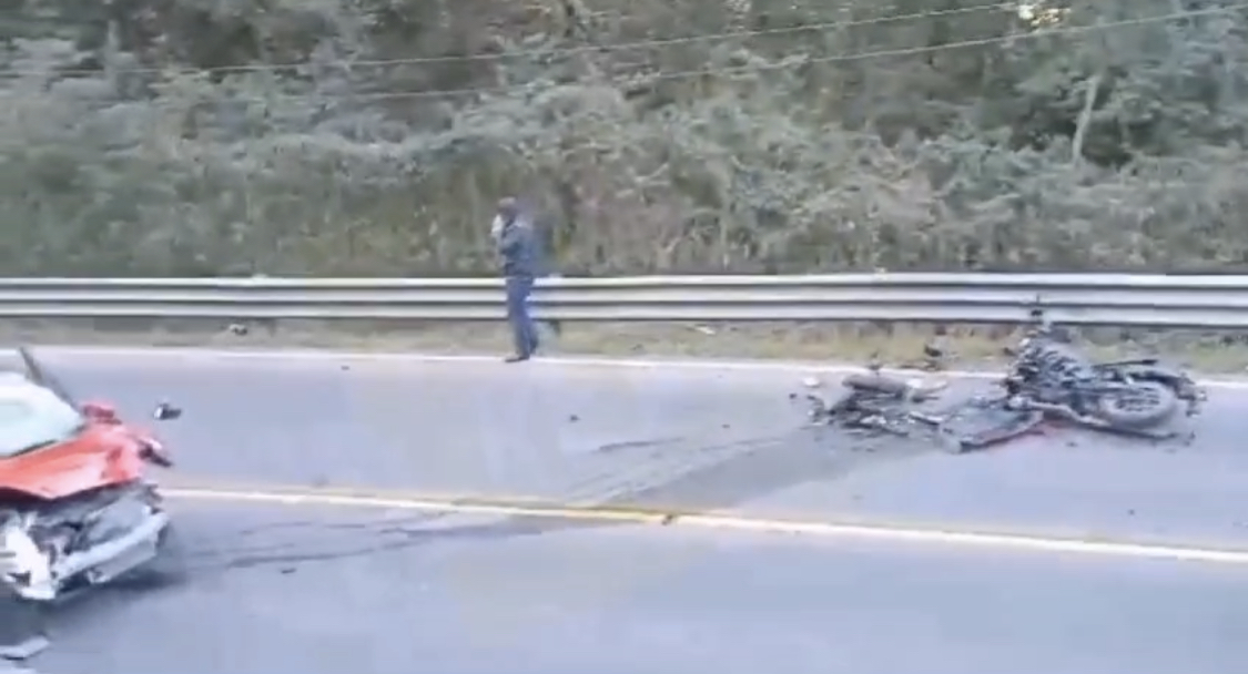 Grave motociclista al chocar contra un vehículo en Huauchinango.