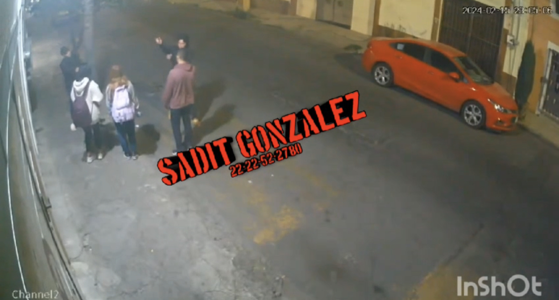 Sujetos encapuchados atracan a jóvenes en el barrio de Santiago