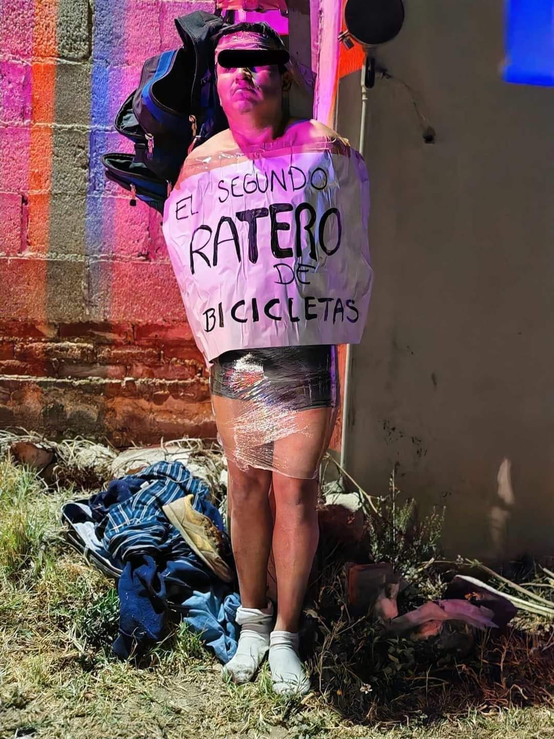 Capturan y desnudan a presunto ladrón de bicicletas en Tlaxcalancingo.