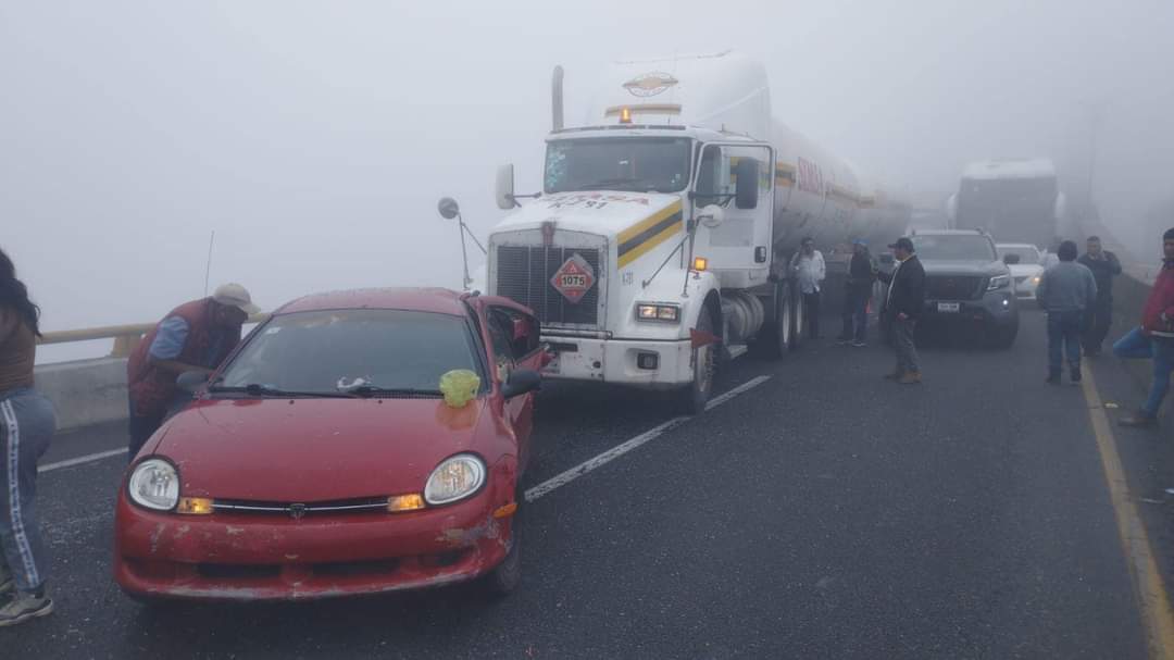 Carambola de al menos 8 vehículos en la autopista México-Tuxpan.