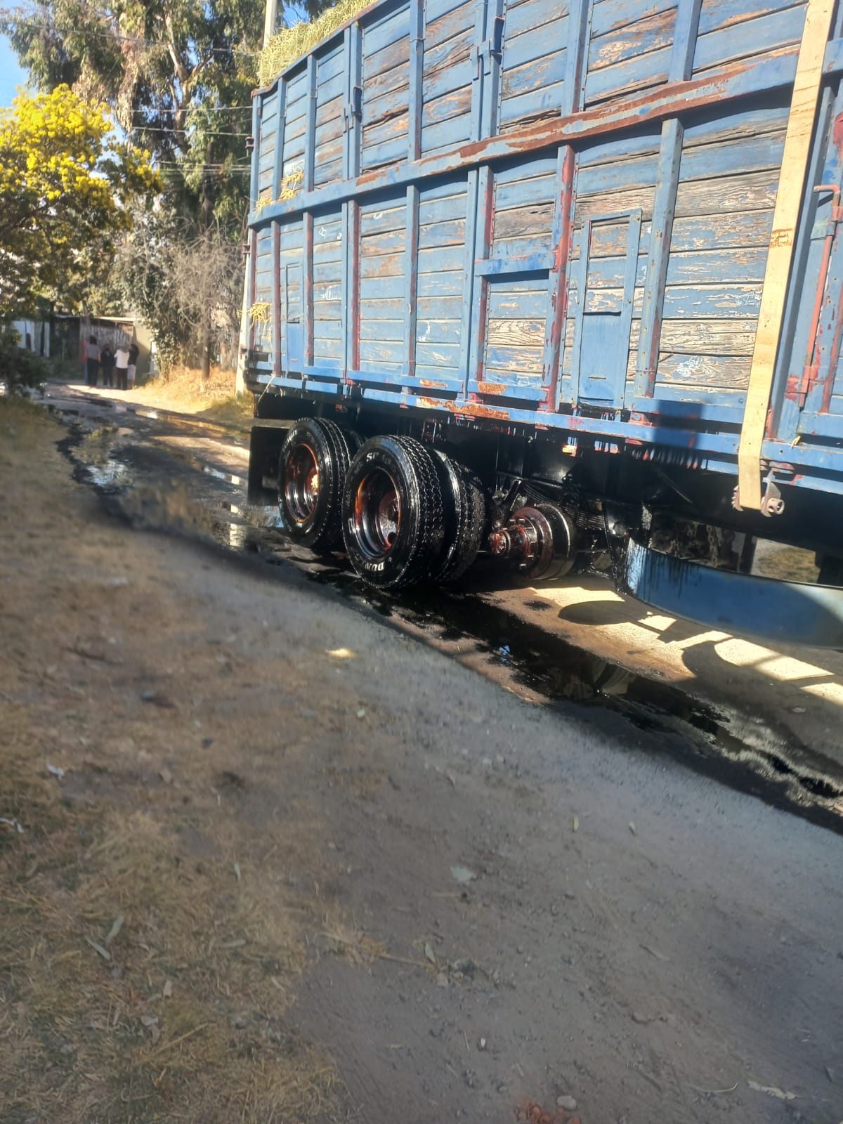 Caja de camión abandonada cargada con combustible en avenida San Alfonso