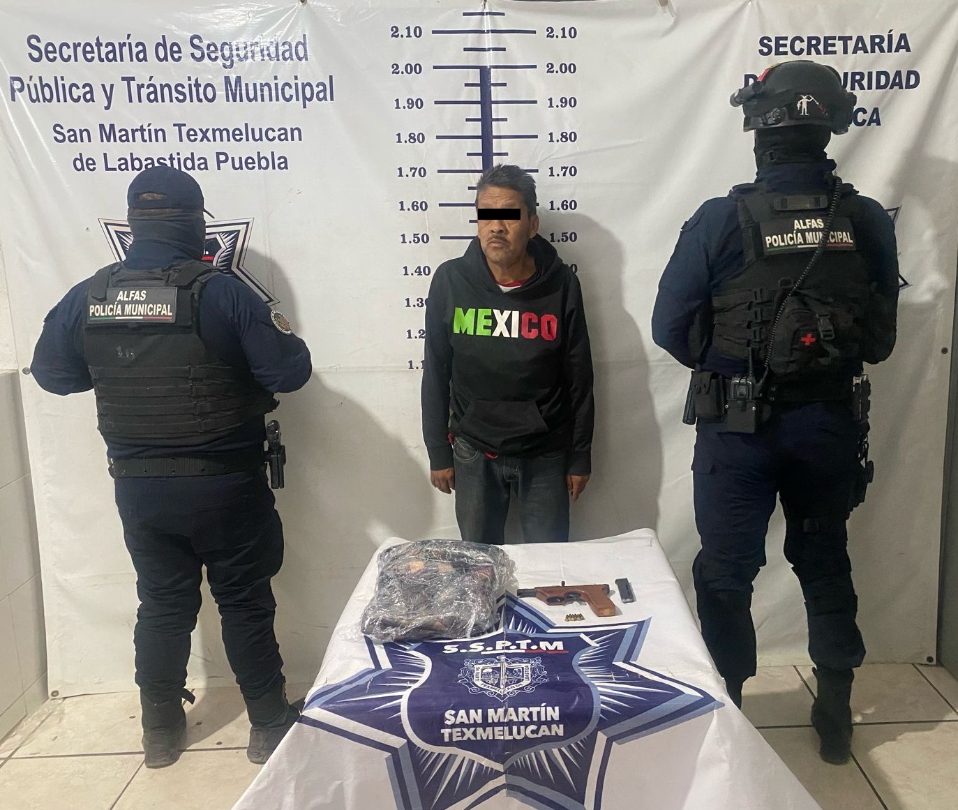 La policía municipal detuvo a un hombre en portación de un objeto metálico con características similares a una arma de fuego.