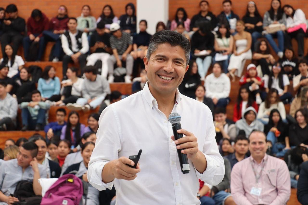 Universitarios de Teziutlán  platican con Lalo Rivera