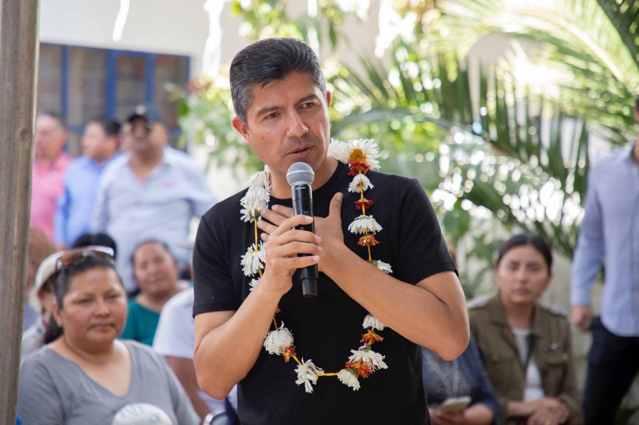 Conoce Lalo Rivera el Estado de Puebla, le recuerdan anécdotas en Atzompa y Tecuanipan