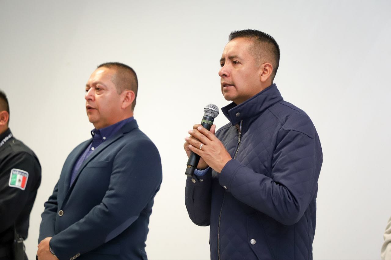 Entrega Mundo Tlatehui uniformes a elementos de la SSP