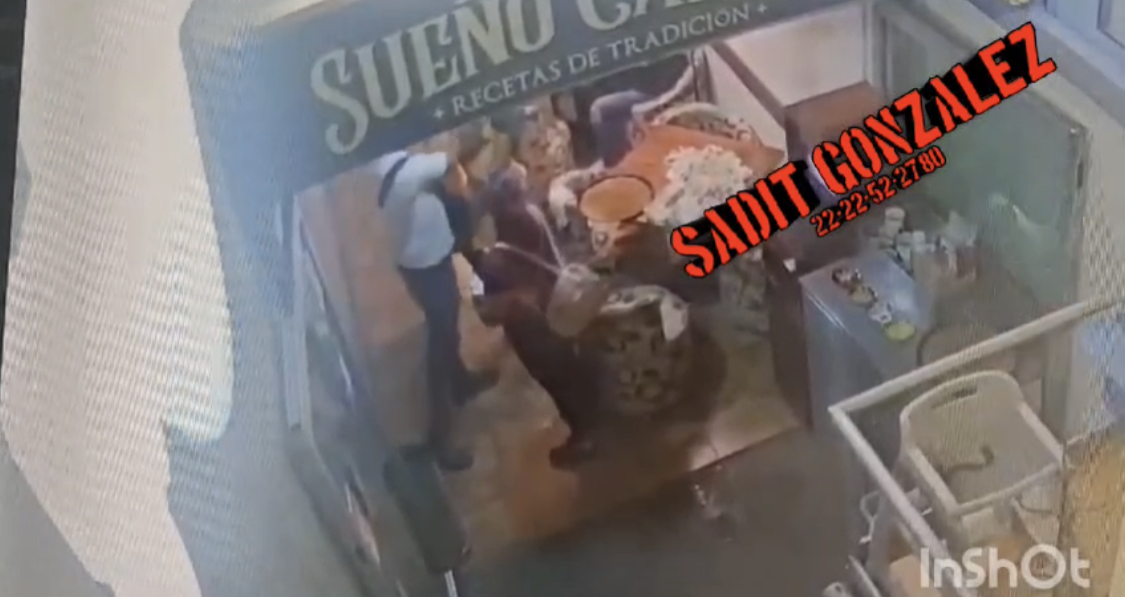 Presunto elemento de la Guardia Nacional encañona a empleado de churreria en pleno centro histórico de Puebla.