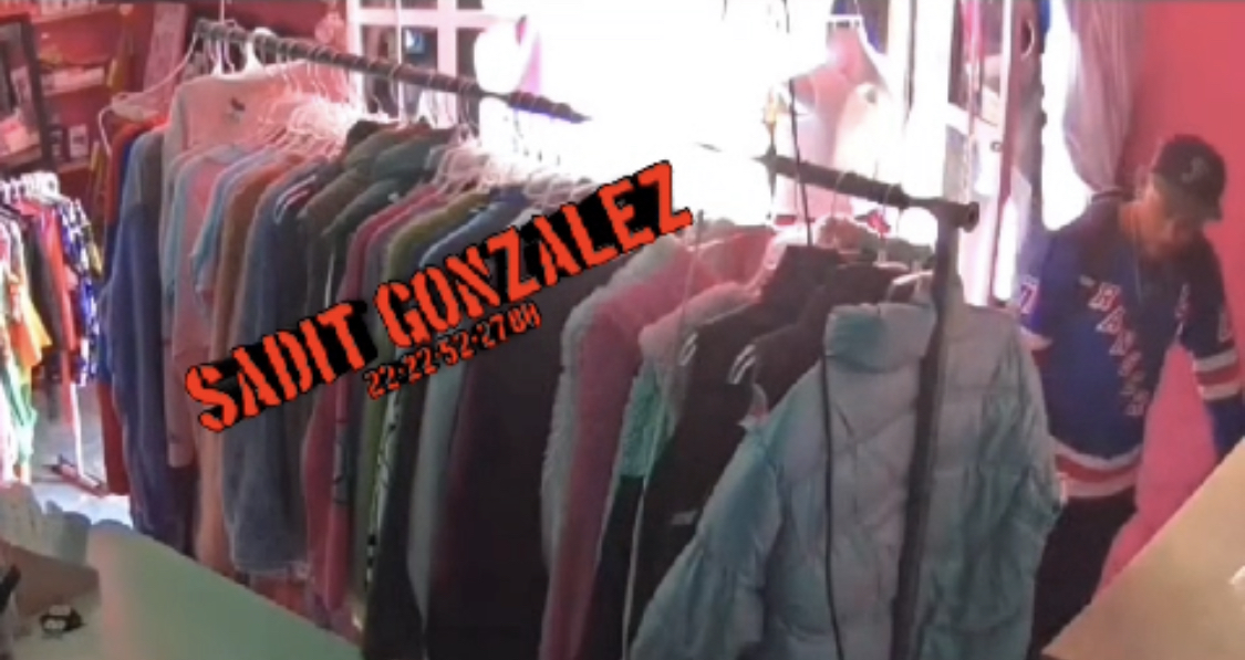 Captan a sujetos robando ropa y accesorios para mujer en Amozoc.