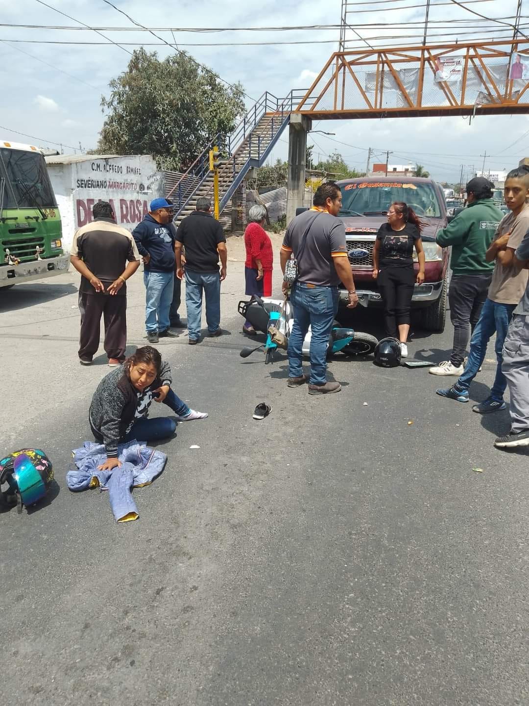 Camioneta embiste a motociclista sobre la federal a Tehuacán a la altura de Amozoc.