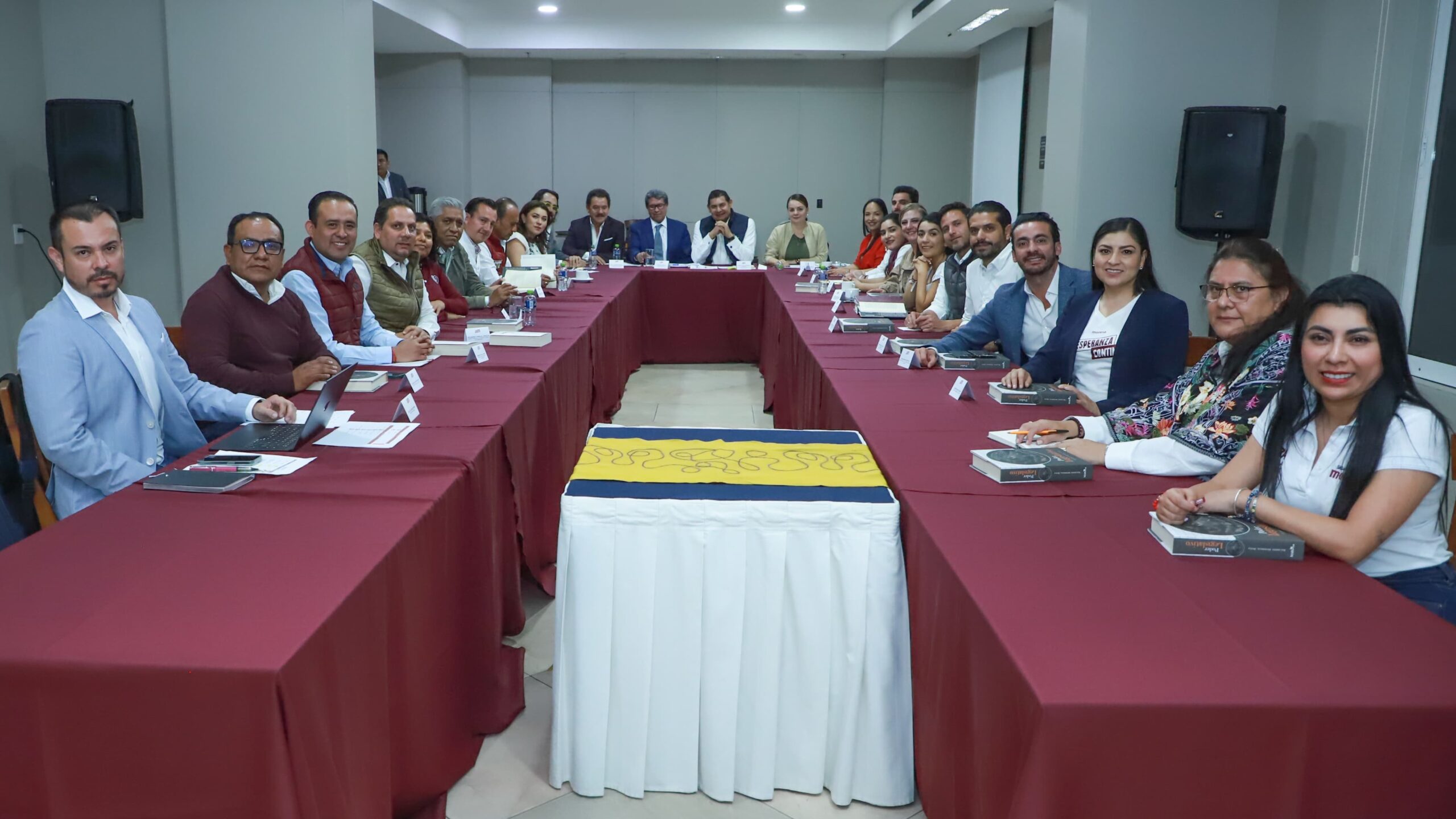 Para mantener la unidad y fortalecer los principios de la 4T, los senadores de  (MORENA)sostuvieron un encuentro con Alejandro Armenta