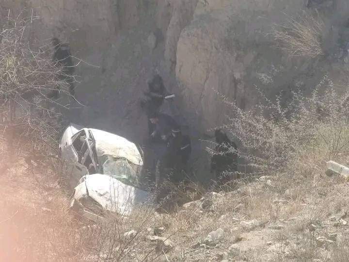 Muere mujer y hombre gravemente herido al caer con su vehículo a una barranca de Tehuacán.