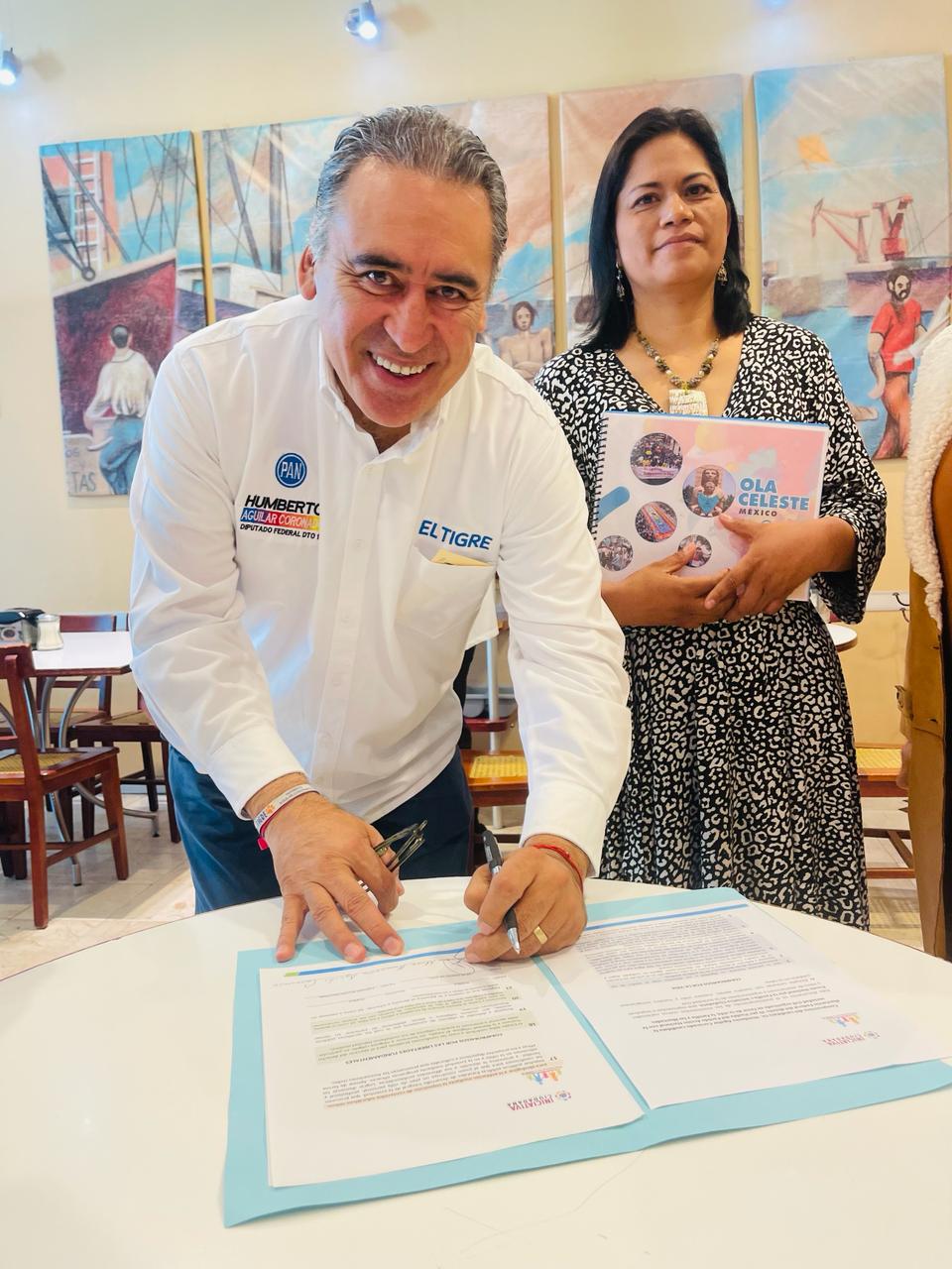 Humberto Aguilar firma iniciativa ciudadana del frente nacional por la familia