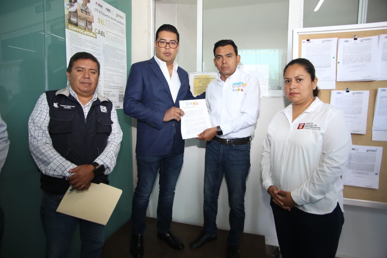 El candidato a presidente municipal de Tehuitzingo, Jorge Estrada Gervacio, realizó una solicitud de protección para él, los integrantes de su planilla ante el IEE