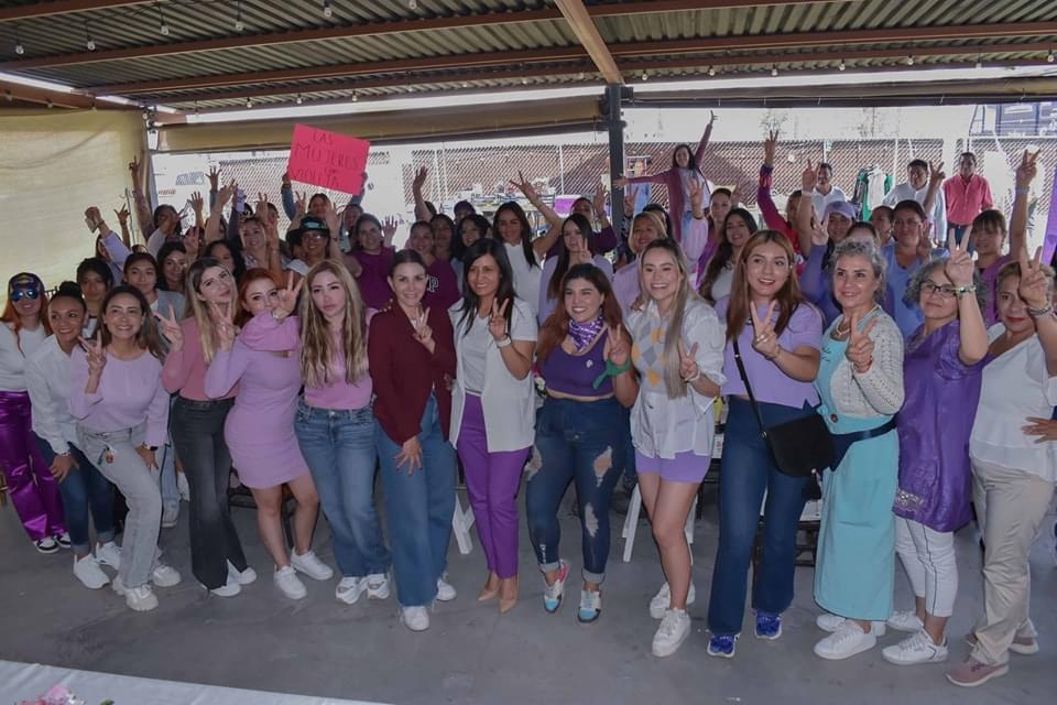 Se reúne Nay Salvatori con colectivo de mujeres de Lomas de Angelopolis .