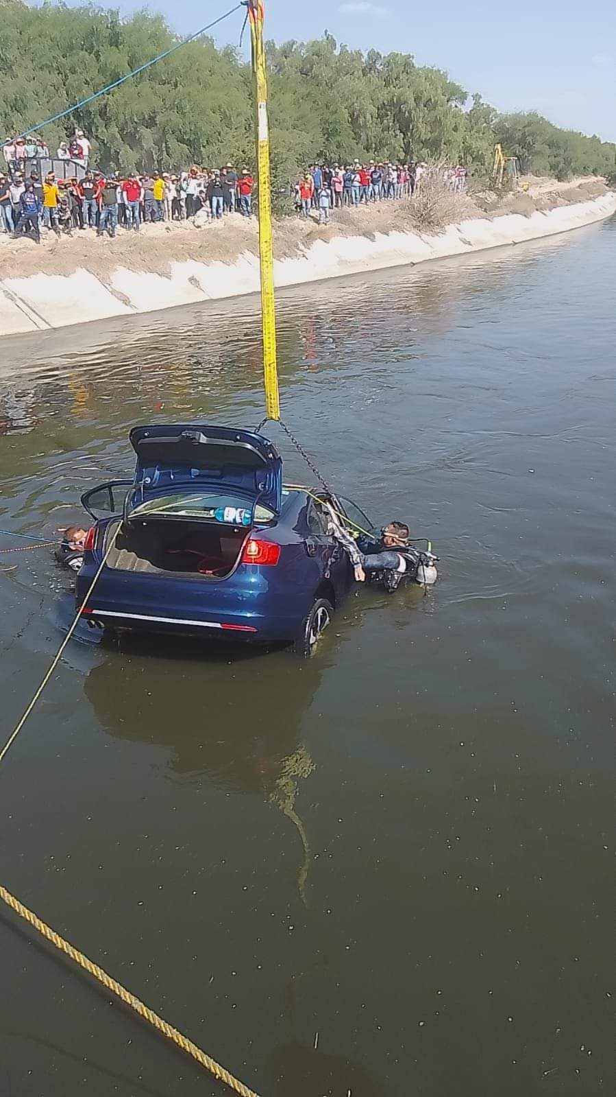 Rescatan los cuerpos de los jóvenes que cayeron con su vehículo al canal  de Valsequillo.