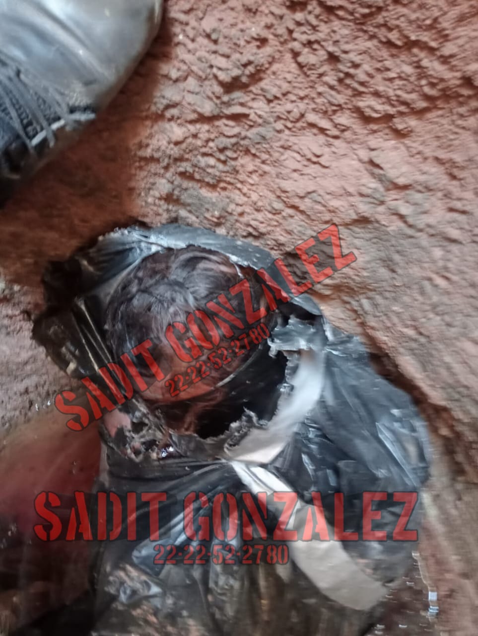 Hallan cadáver de un hombre embolsado dentro de un pozo de agua de Ahuatlán