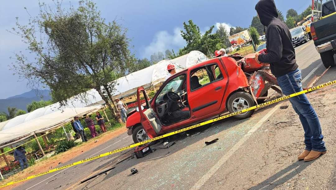 Se registró un accidente sobre la Carretera Zacatlán – Chignahuapan donde dos vehículos chocaron, frente a una antigua bodega de refresco en Tomatlan.