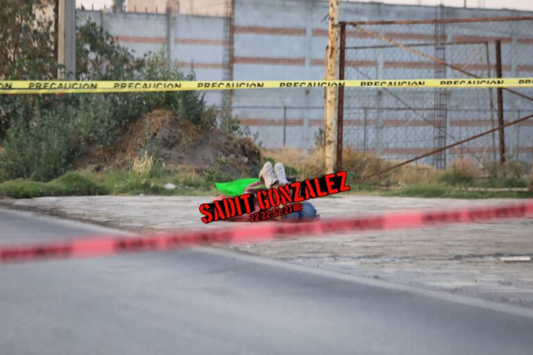 Tiran cadáver de un hombre con narcomensaje en límites de Puebla con Tlaxcala.