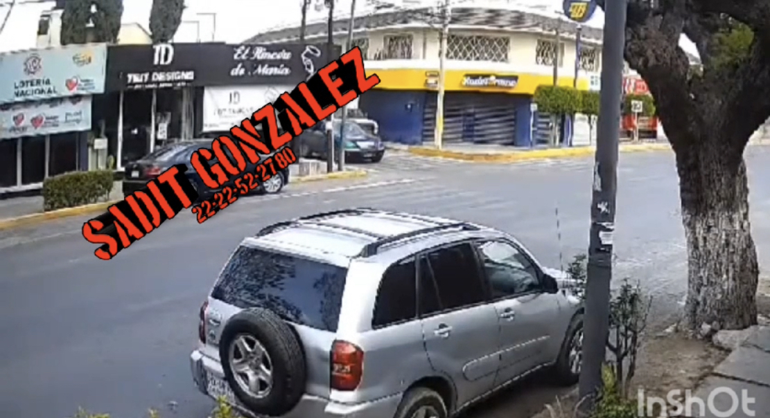 Camioneta no respetó el paso preferencial y provocó un fuerte accidente de una moto en Tehuacán.