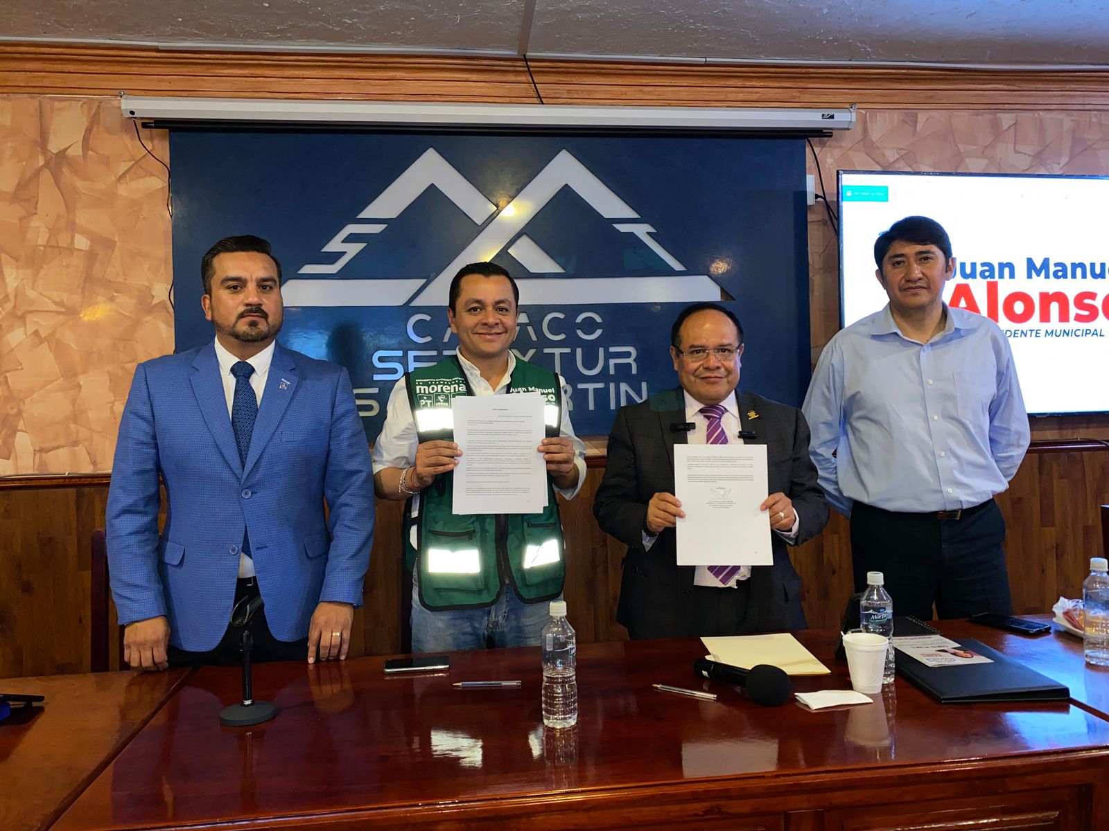 Juan Manuel Alonso da a conocer sus propuestas de campaña a CANACO SERVYTUR en Texmelucan