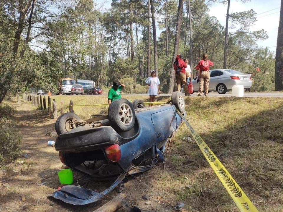 Accidente con volcadura deja 4 personas lesionadas en Zacatlán.