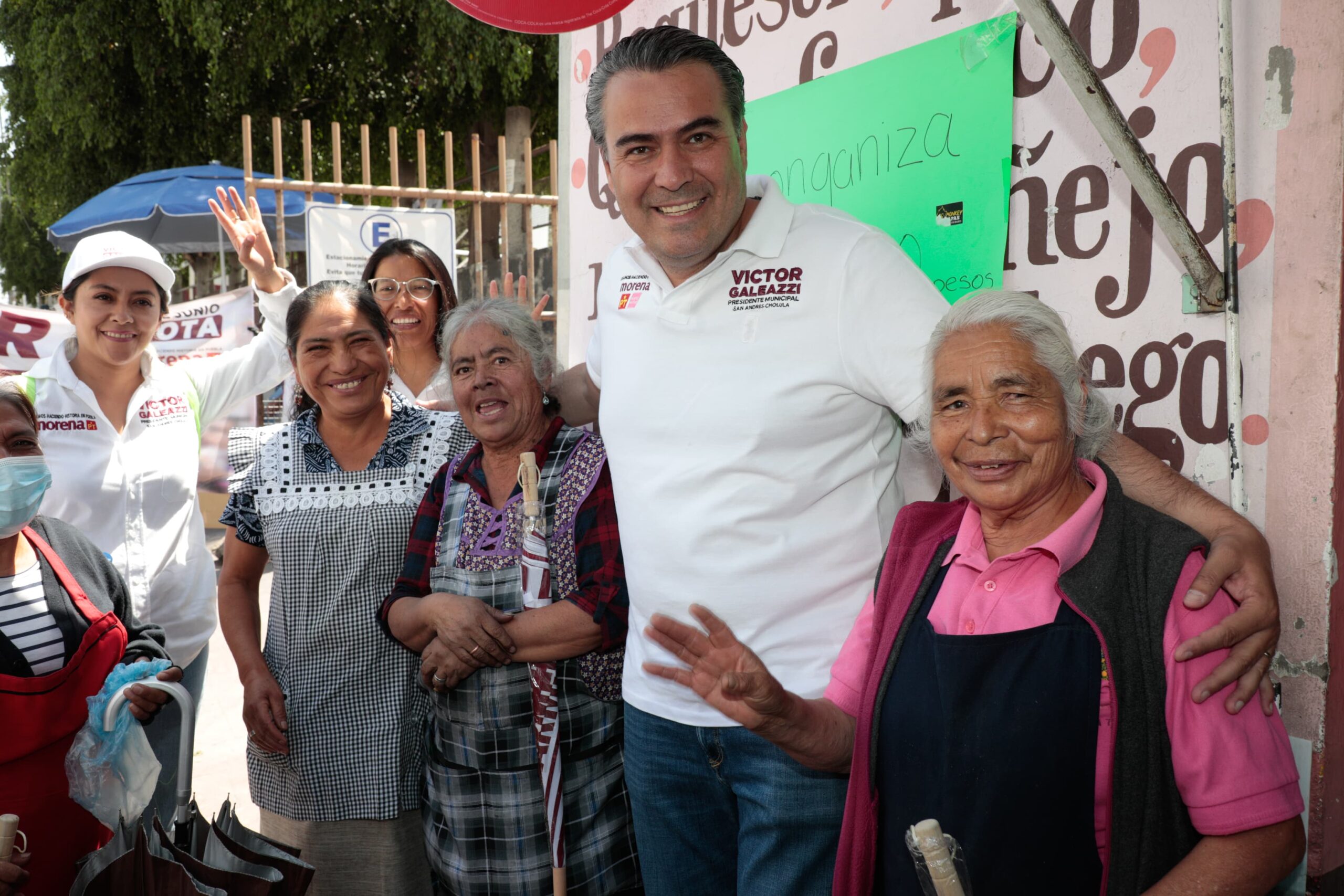 Victor Galeazzi visita puerta por puerta a los vecinos de Tlaxcalancingo.