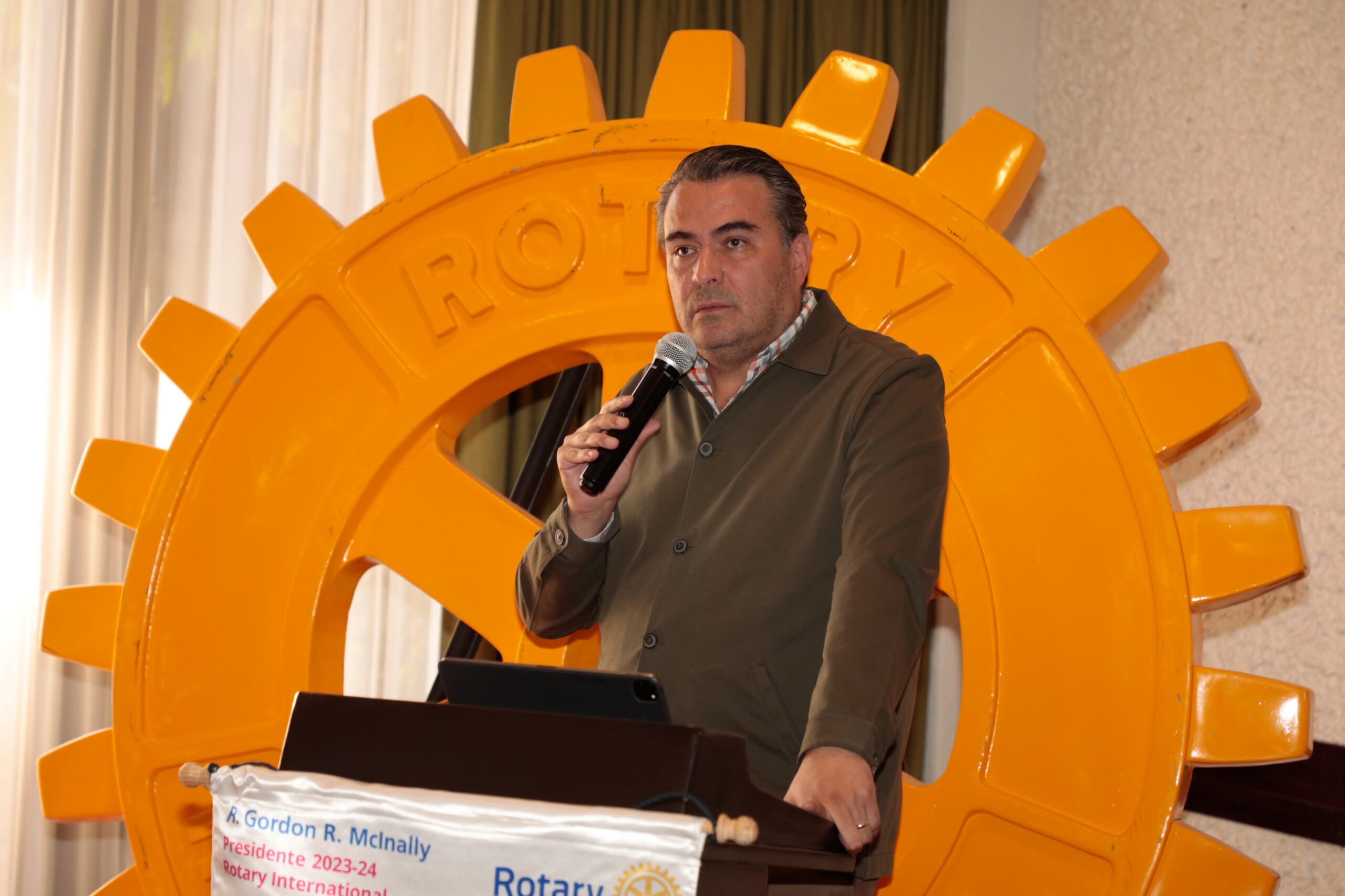 El candidato a la Presidencia Municipal de San Andrés Cholula, Victor Galeazzi, se reunió con empresarios miembros del Club Rotario Puebla Industrial.