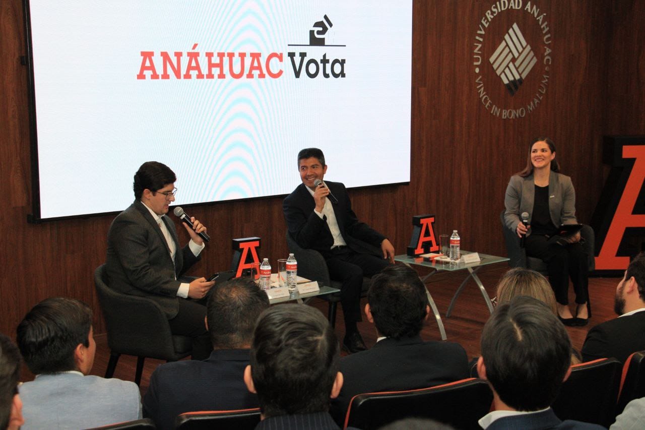 Eduardo Rivera en Anáhuac vota e invita a universitarios a luchar por sus sueños