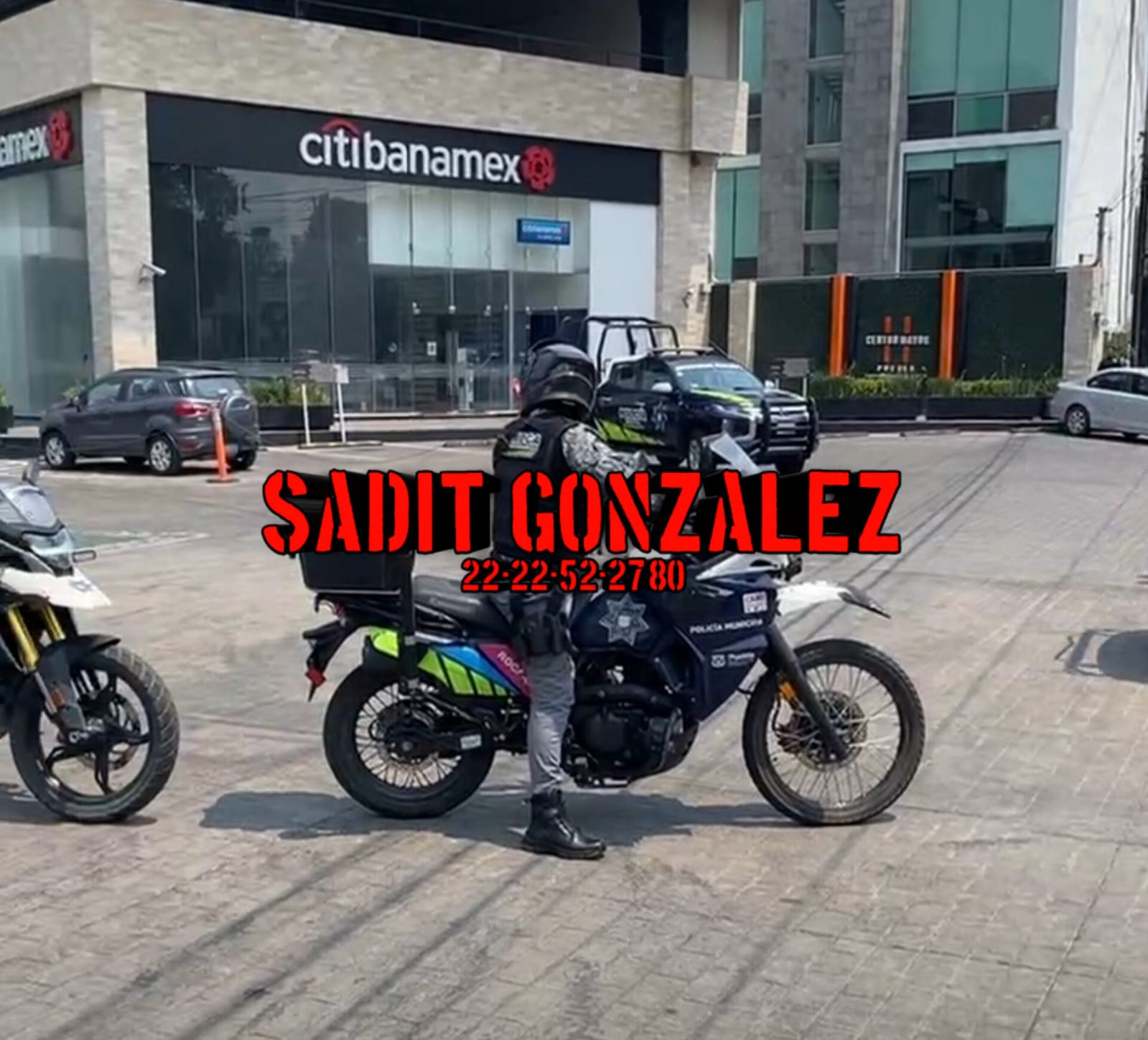 Hombre armado causa pánico en plaza Centro Mayo.