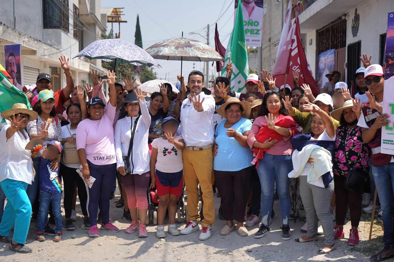 Toño López cierra como empezó: visitando casa por casa