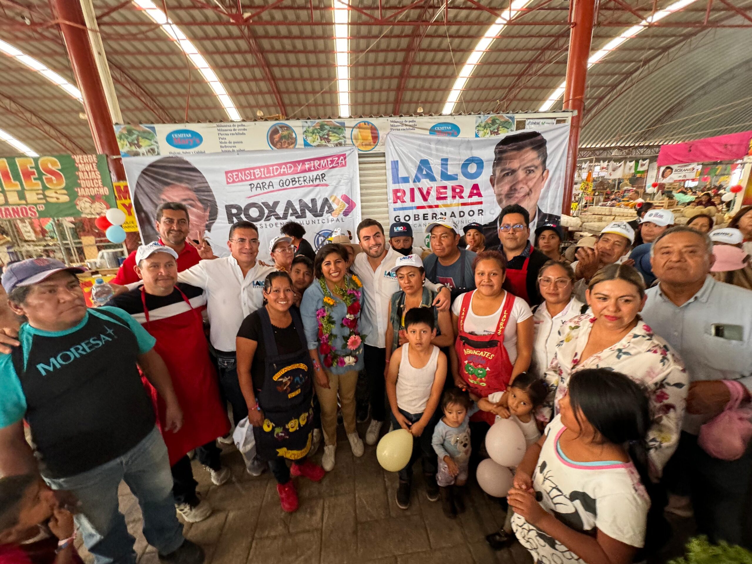Roxana Luna recibió cálido apoyo en el tianguis de Santa María Xixtla