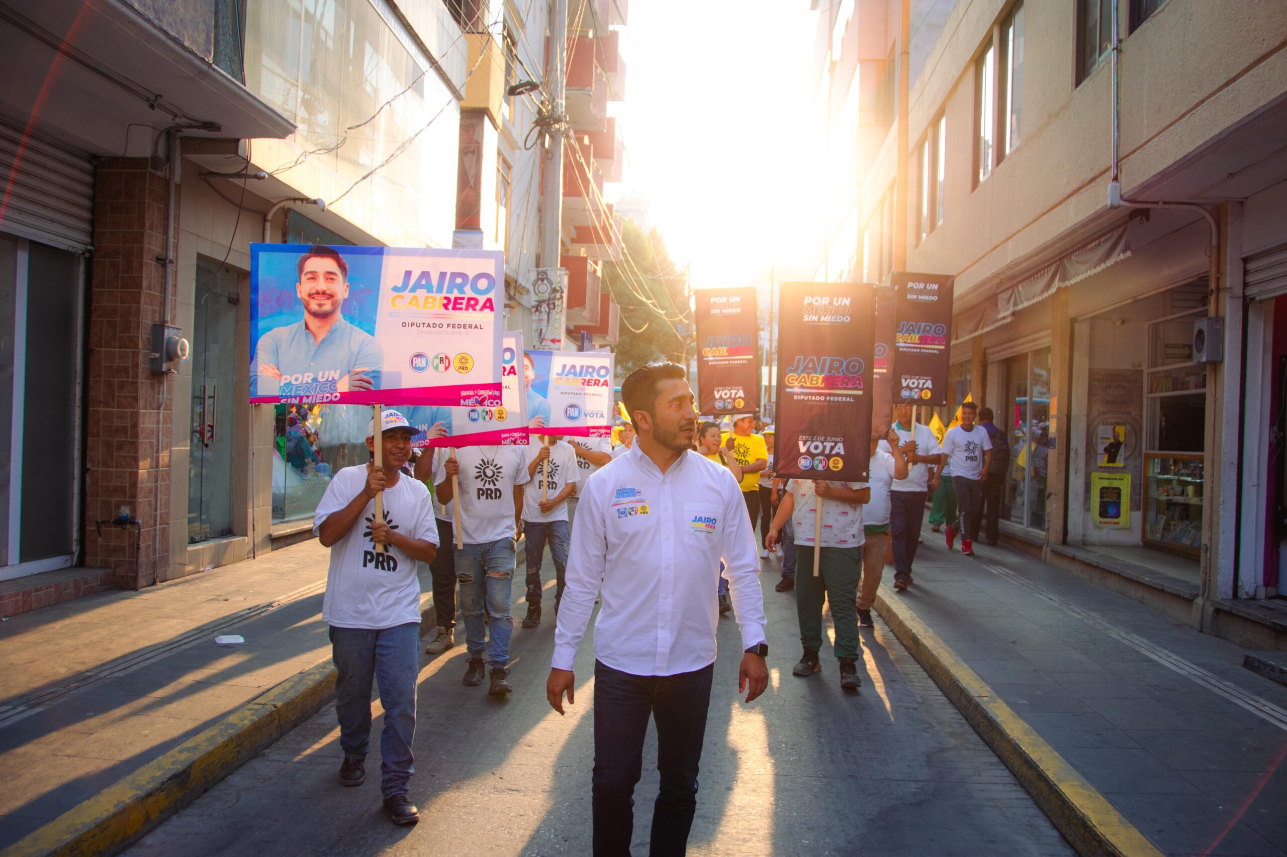 Jairo Cabrera, el candidato que gana puerta por puerta, desafía las encuestas manipuladas