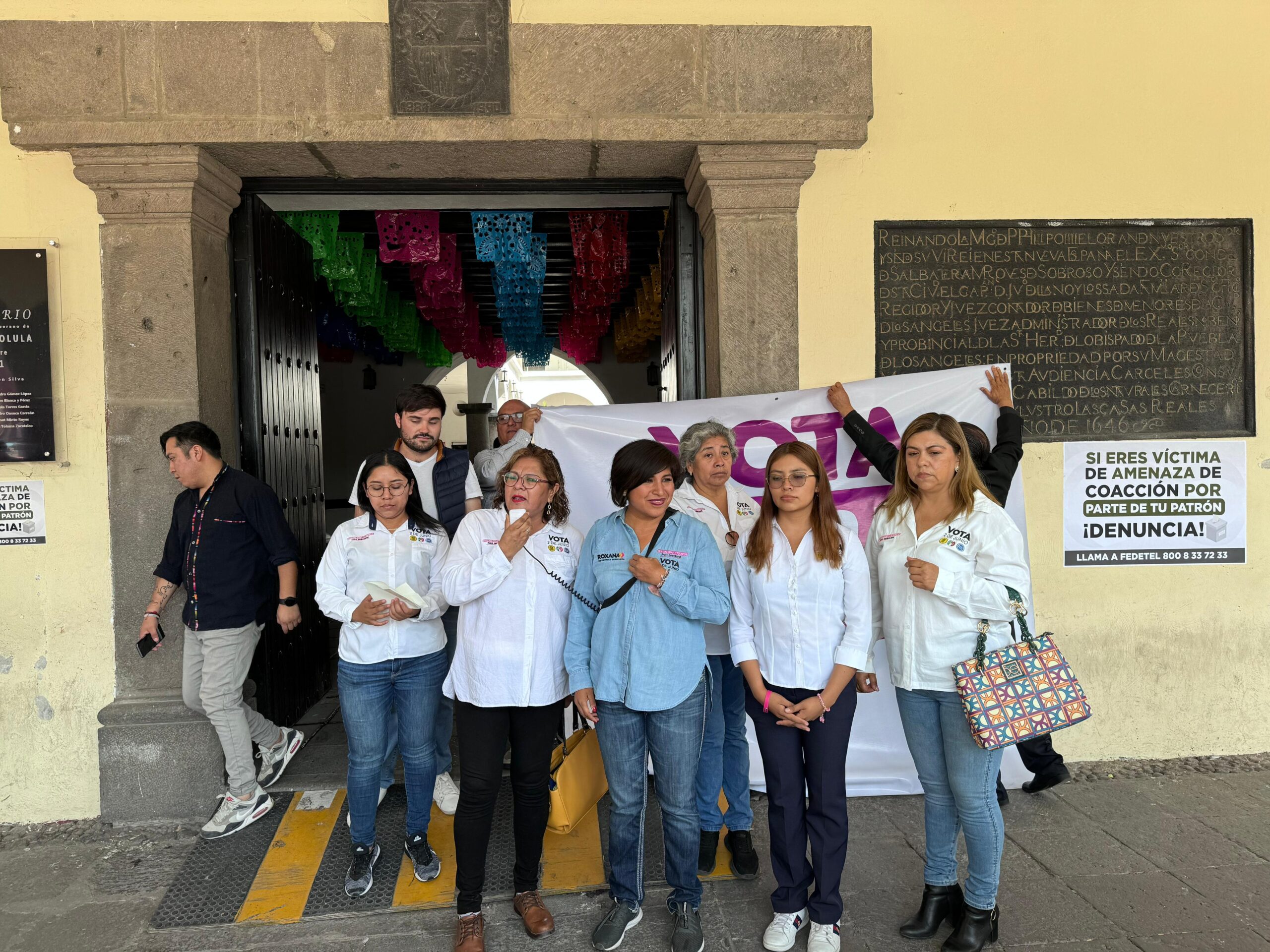 Frente al Palacio municipal, Roxana Luna llama a trabajadores del ayuntamiento a no dejarse intimidar