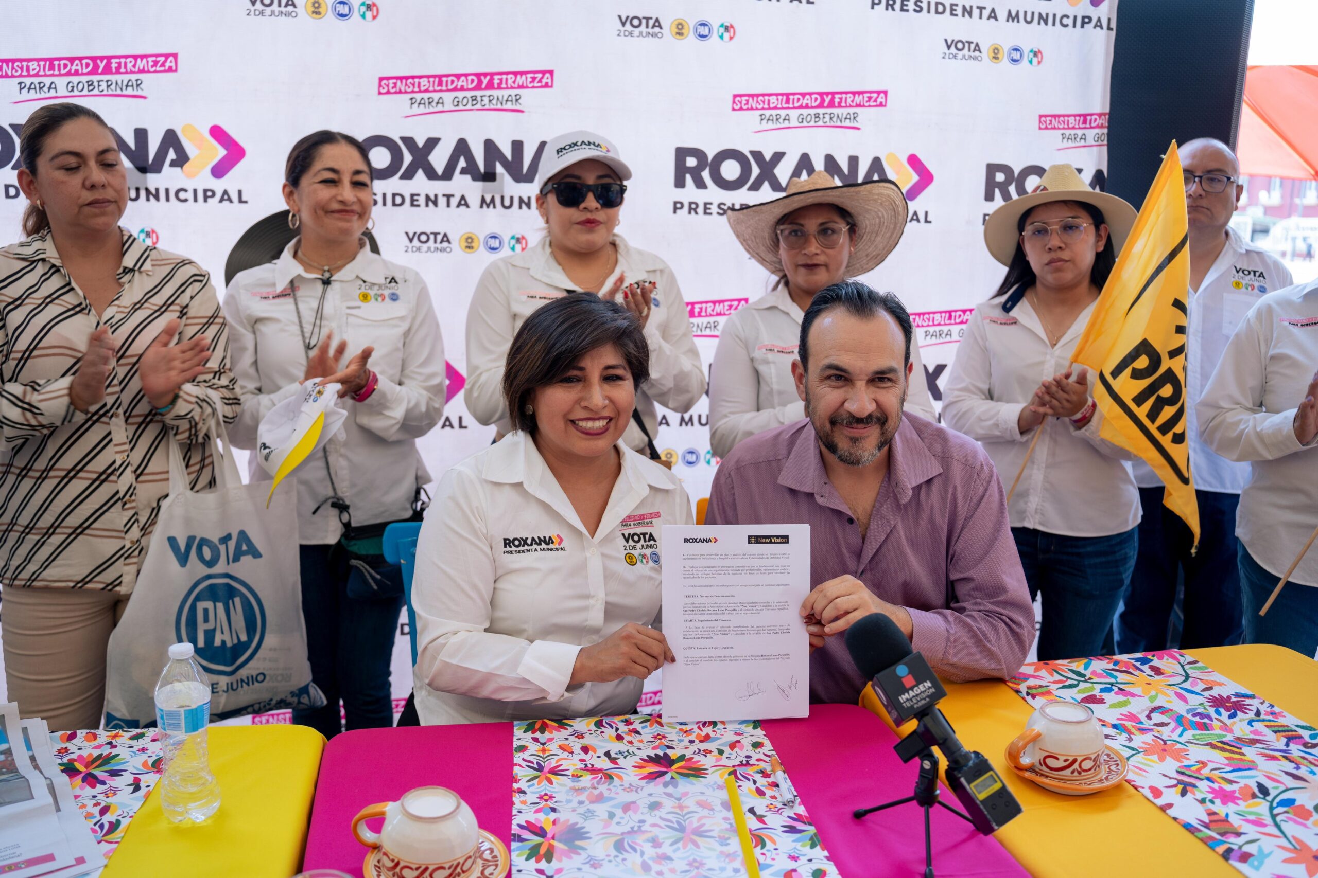 Firma del convenio entre la asociación New Visión y la candidata Roxana Luna
