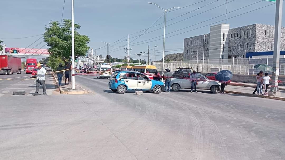 Cierre de la carretera federal 150 a la altura del Centro Integral de Servicios Tehuacán piden intervención del gobierno