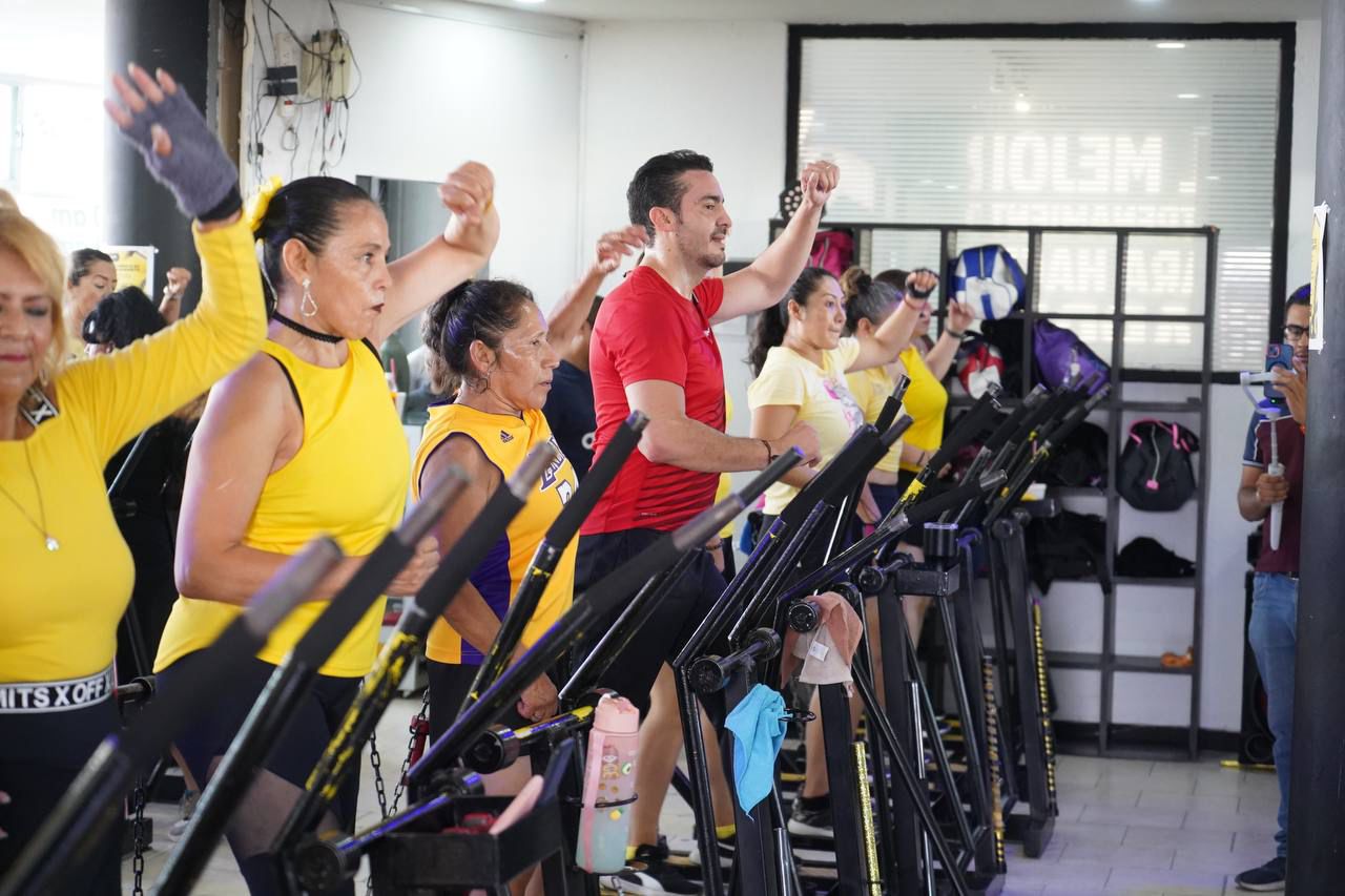 Toño López promueve el ejercicio con mujeres de la colonia SNTE