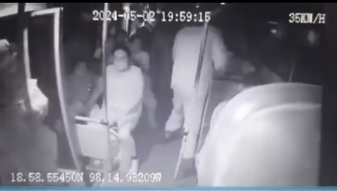 Una cámara de seguridad logró captar el momento exacto de un asalto en la Guadalupe Hidalgo, Puebla