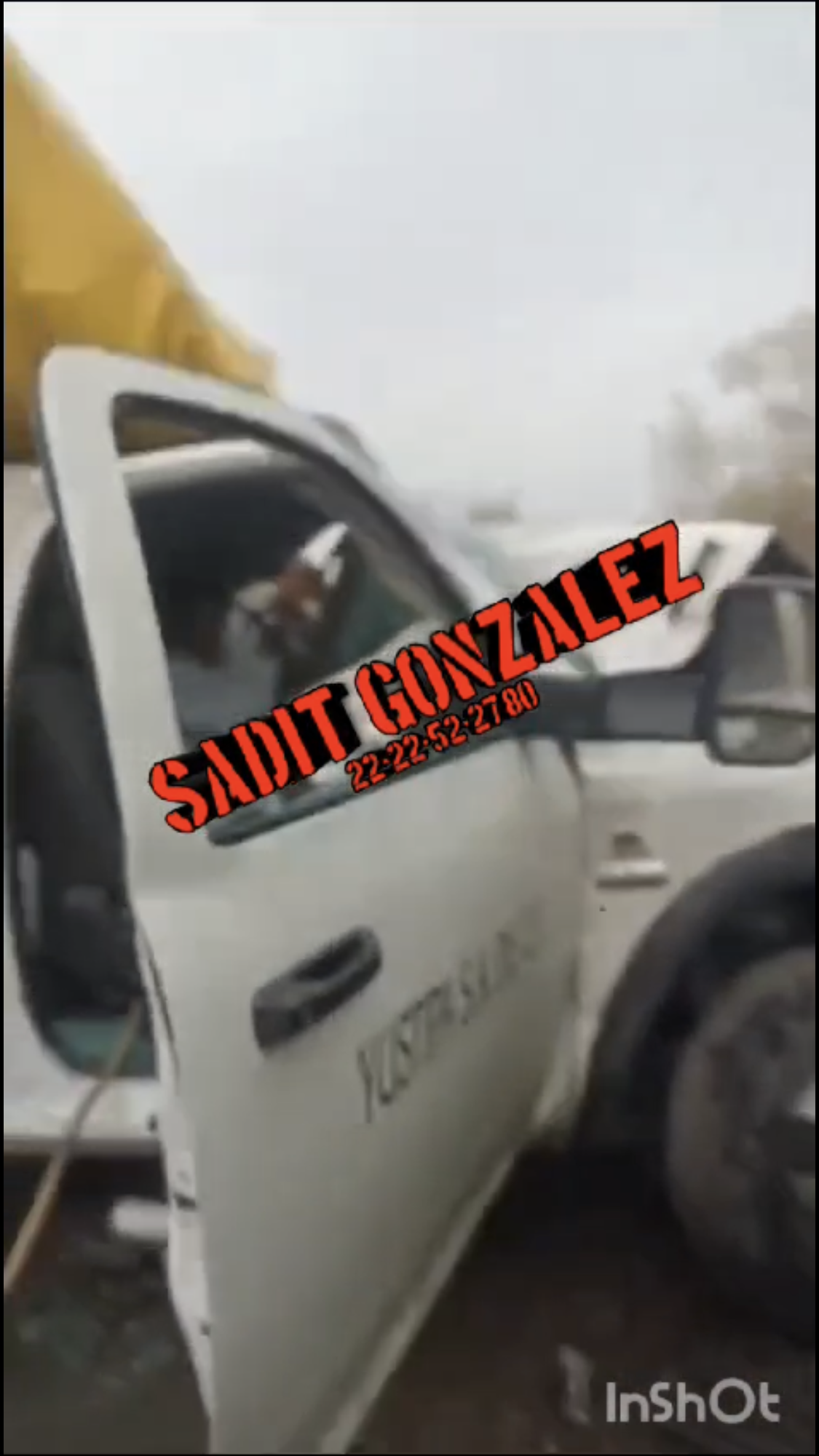 Se salva de milagro al chocar contra un camión cargado de piedra sobre la carretera Tepexi-Molcaxac.