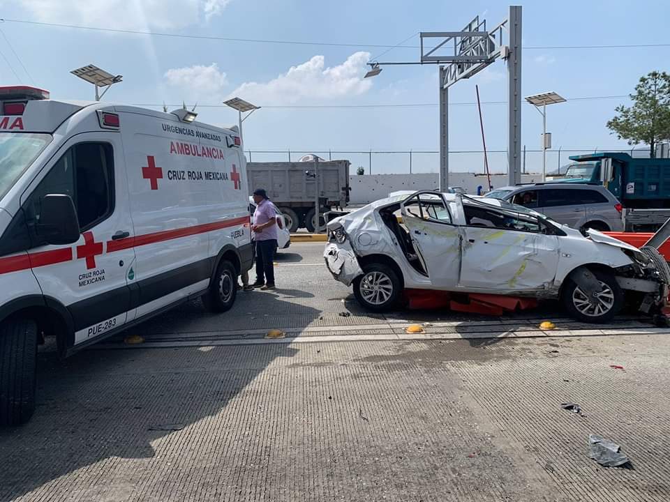 Choque cerca de la caseta de Amozoc deja 8 lesionados.