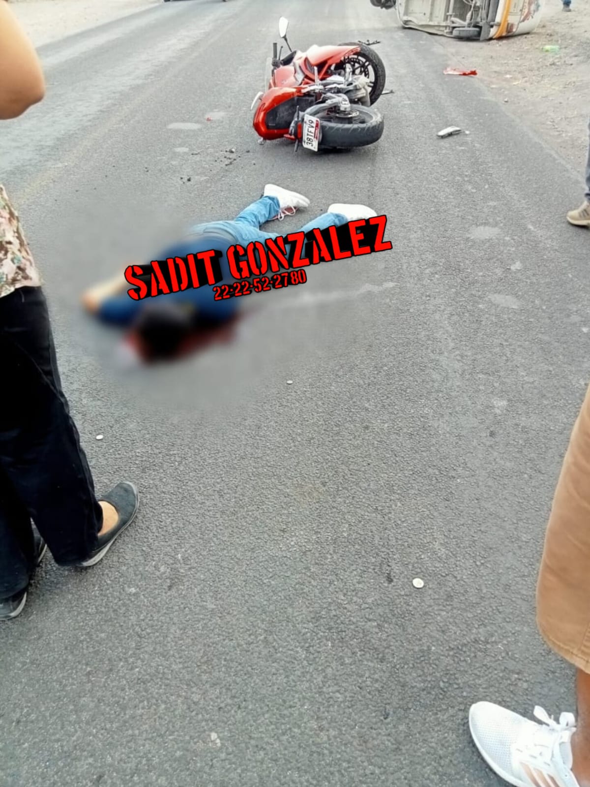 Motociclista choca contra mototaxis y lo volcó en Atencingo