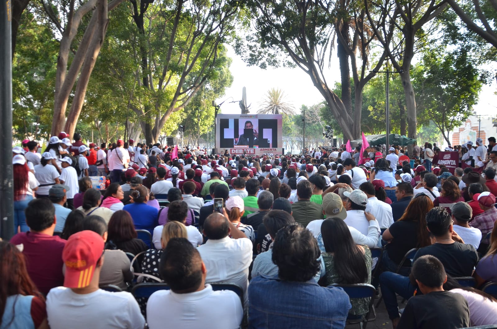 Cientos de ciudadanos se concentraron para escuchar el debate para la gobernatura de Puebla