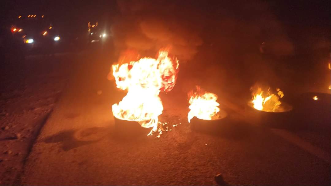 Pobladores de la comunidad de San José Tlacuitlapan cierran tramo carretero ante mal manejo de recursos del ayuntamiento.