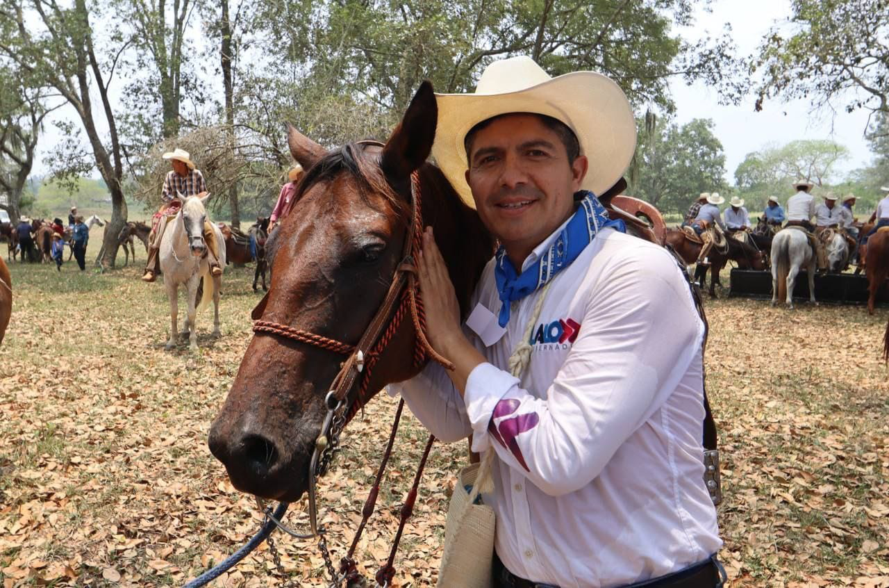 Lalo Rivera, candidato a la Gubernatura por la Coalición ‘Mejor Rumbo para Puebla’ participó en la cabalgata en honor a San Isidro Labrador