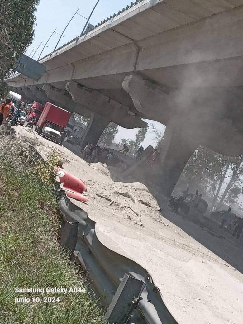Muere prensado conductor de camión pesado sobre la autopista México-Puebla.