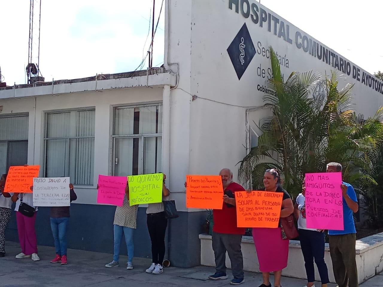 Hacen paro laboral trabajadores del hospital integral de Ayotoxco de Guerrero.