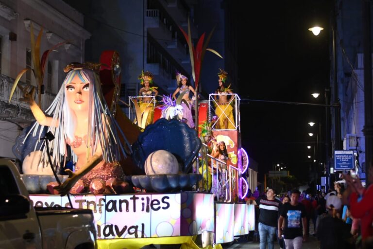 Veracruzanos y turistas disfrutan del mar de alegría del Papaqui de Carnaval 2024