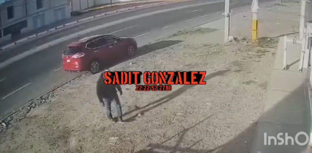 Presunto delincuente hace detonaciones de arma de fuego para robar una camioneta en los Reyes de Juárez.