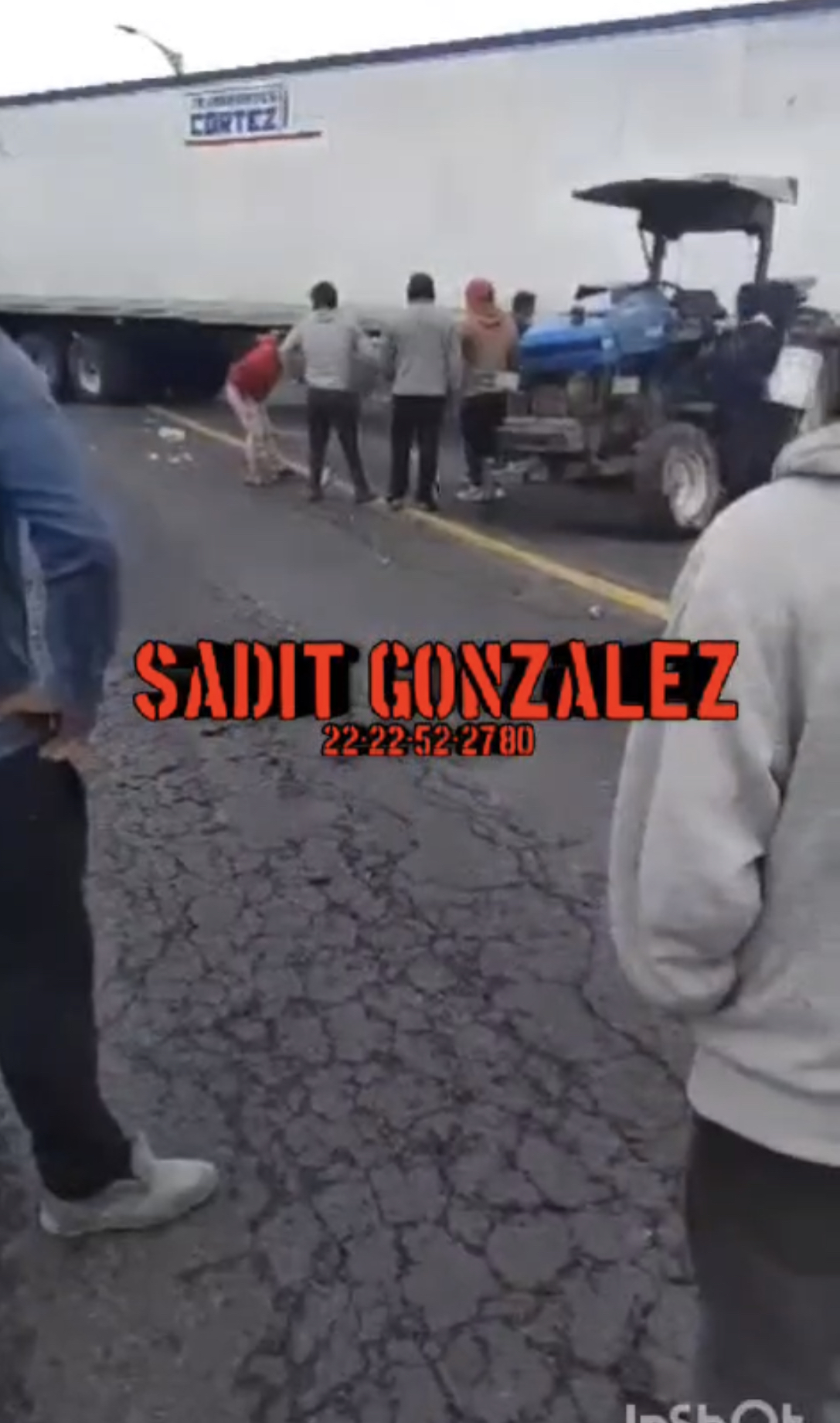 Una mujer lesionada saldo de un choque entre camión y tractor en San Salvador el Seco.