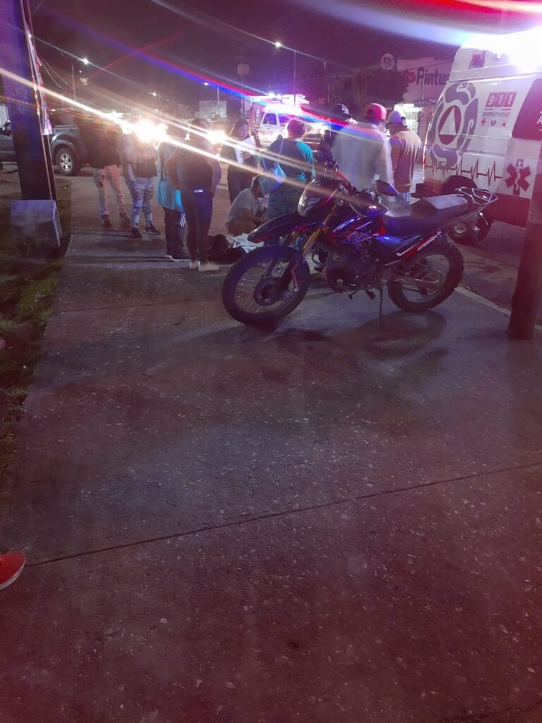 Joven motociclista sufre fractura de pie al ser atropellado en Chachapa, Amozoc.